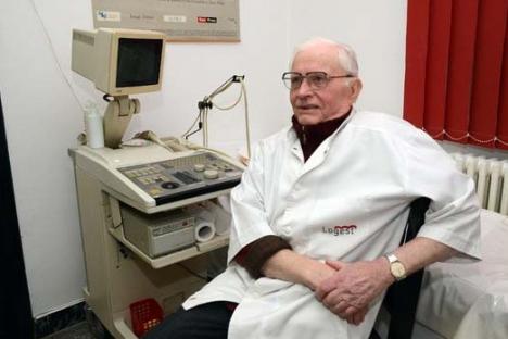 Doctorul străbunic: la 87 de ani, cel mai longeviv medic din Bihor încă profesează!